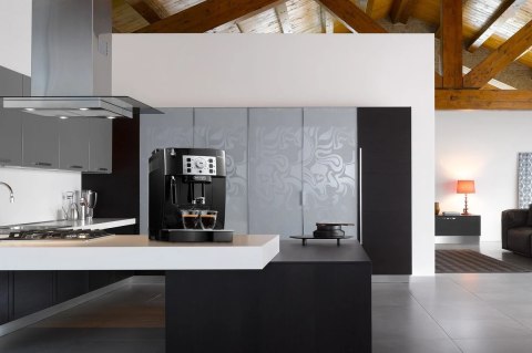 Delonghi | Ekspres do kawy | ECAM22.112.B Magnifica S | Ciśnienie pompy 15 bar | Wbudowany spieniacz do mleka | Automatyczny | 1